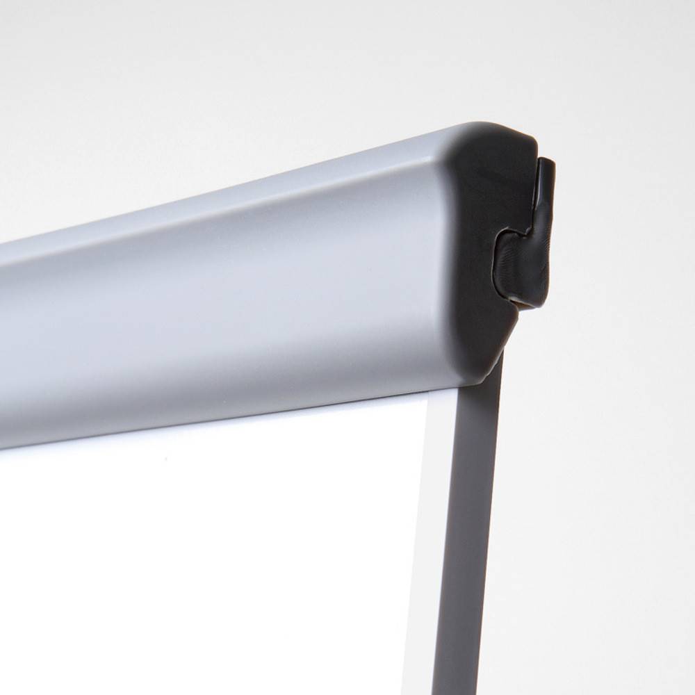Nahaufnahme der oberen Kante einer modernen Projektionsleinwand, die das elegante schwarz-graue Gehäuse zeigt und ein minimalistisches Design andeutet.