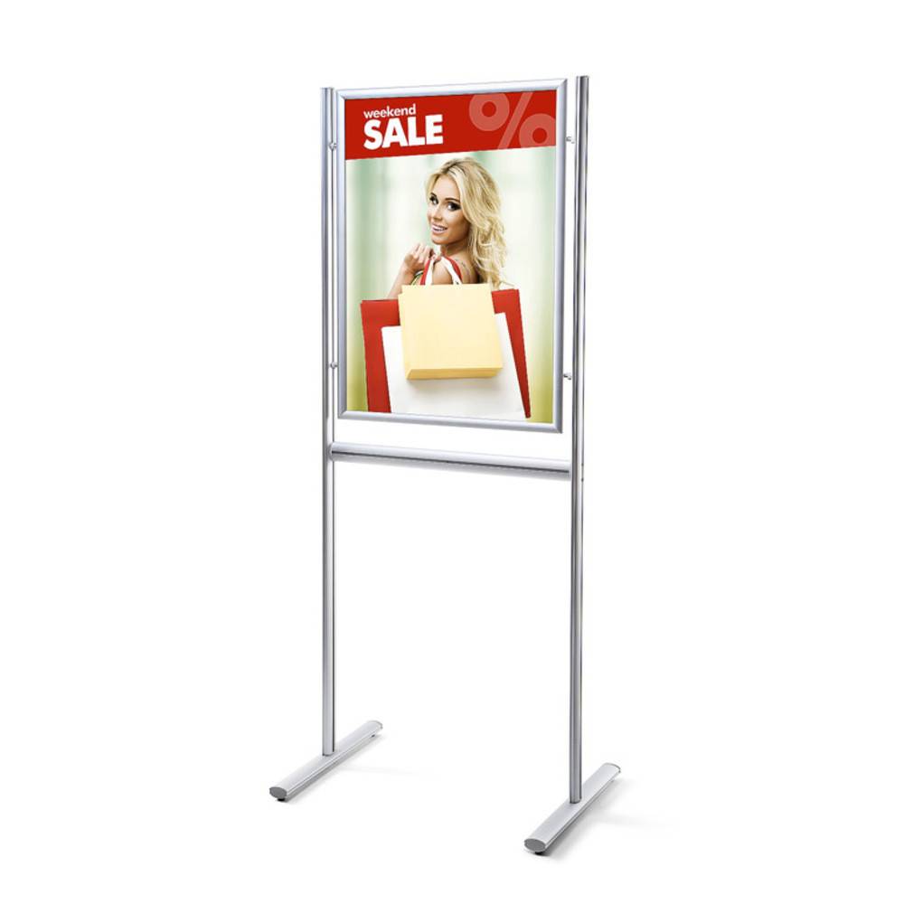 Ein Plakatständer mit einer Ankündigung zum „Wochenendverkauf