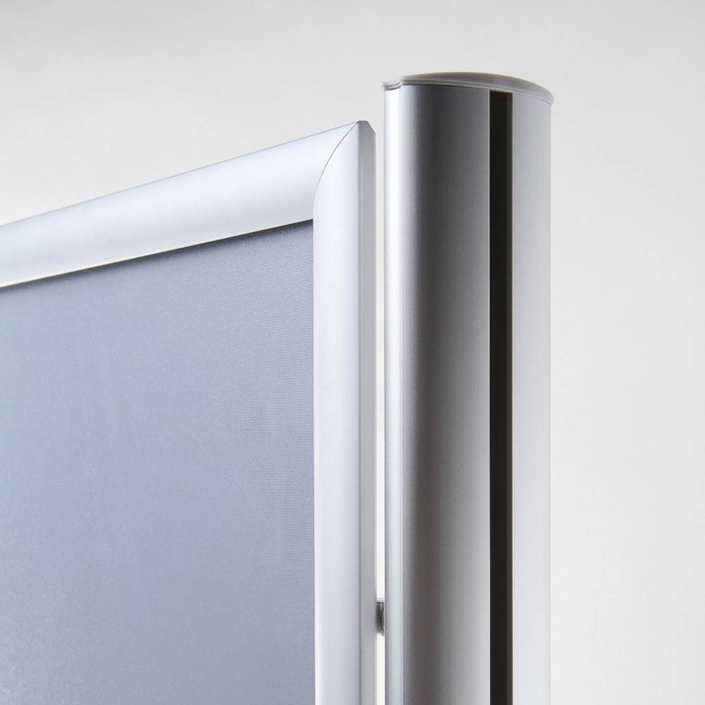 Eine Nahaufnahme eines eleganten, modernen Rahmens mit einer leeren Oberfläche, möglicherweise für Beschilderung oder einen Bildschirm, mit metallischem Rand.