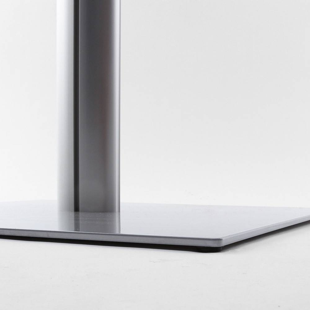 Eine schlanke Metallsäule steht auf einer flachen quadratischen Basis und präsentiert minimalistisches Design vor einem schlichten Hintergrund.