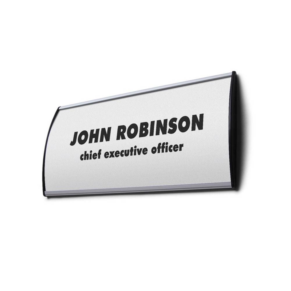 Namensschild mit der Aufschrift „JOHN ROBINSON, Geschäftsführer