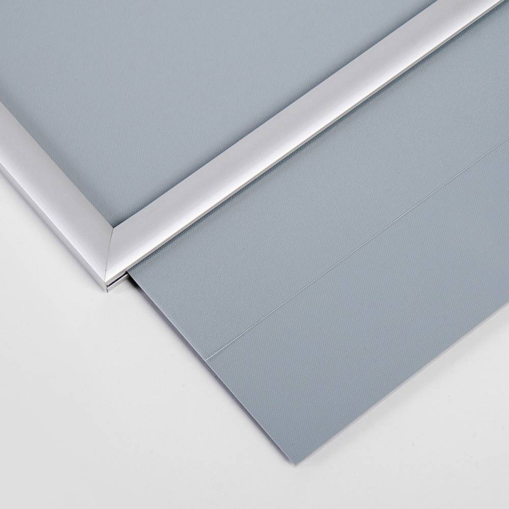 Eine Nahaufnahme einer Ecke eines eleganten, minimalistischen Aluminiumrahmens, die seine sauberen Linien und präzisen Kanten vor einem neutralen Hintergrund zeigt.