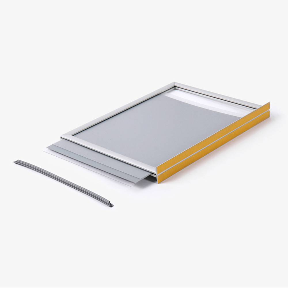 Aufrollbarer Projektionsbildschirm, teilweise ausgefahren, mit grauem Bildschirm und gelbem Gehäuse. Ein separater Metallstab ist daneben platziert.