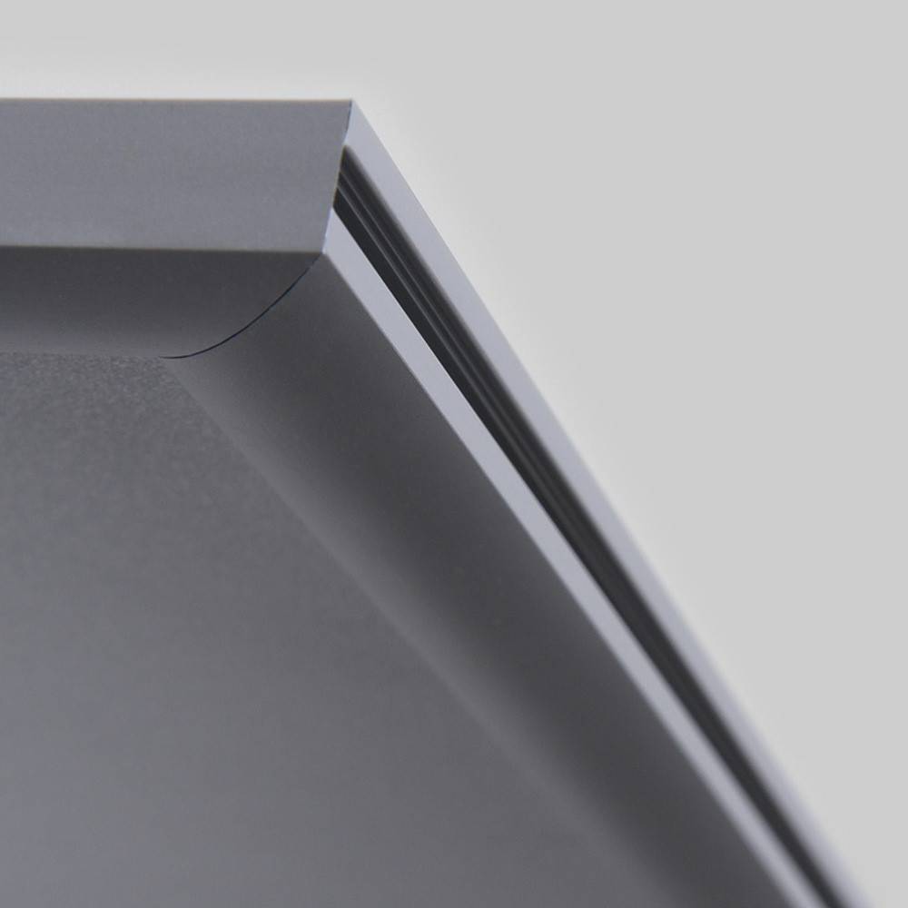Nahaufnahme einer modernen, eleganten Geräteecke in Grau, mit klaren Linien und minimalistischem Design.