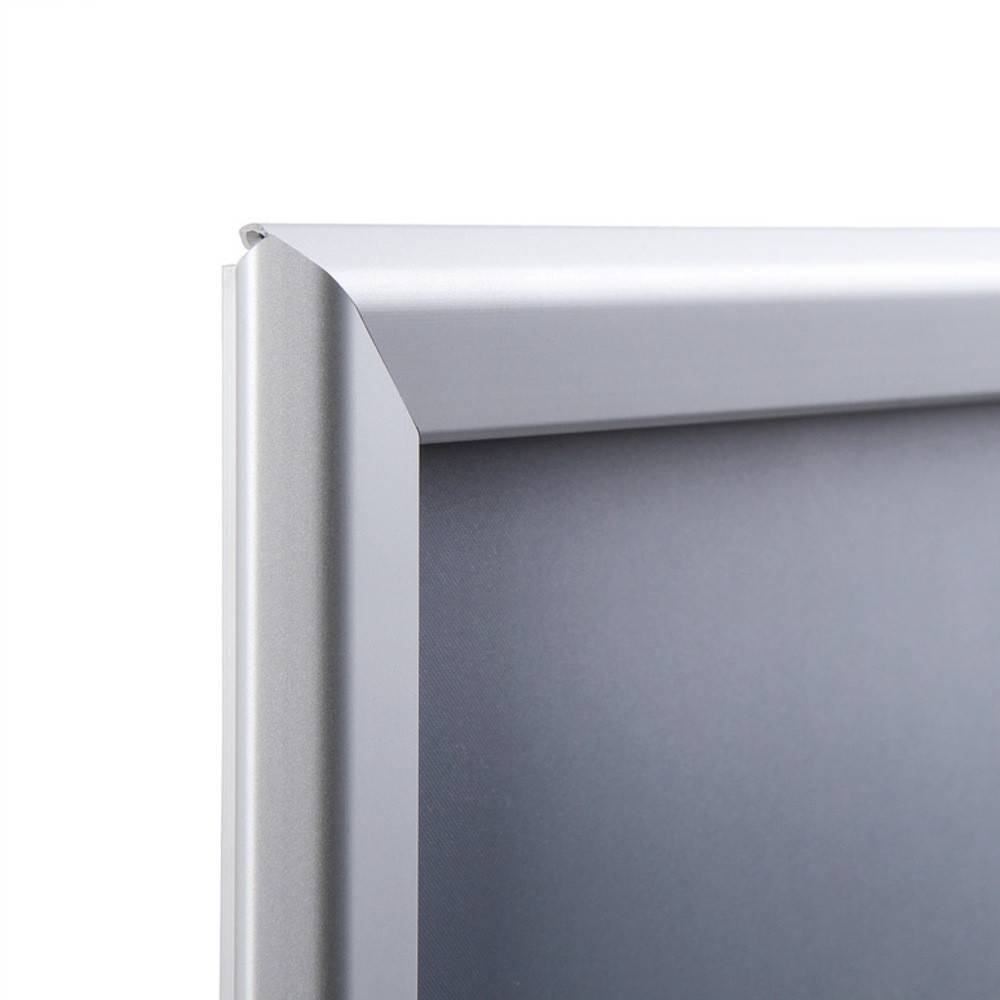 Aluminium-Ecke eines Rahmens mit leicht abgeschrägter Kante, zeigt modernes und elegantes Design.