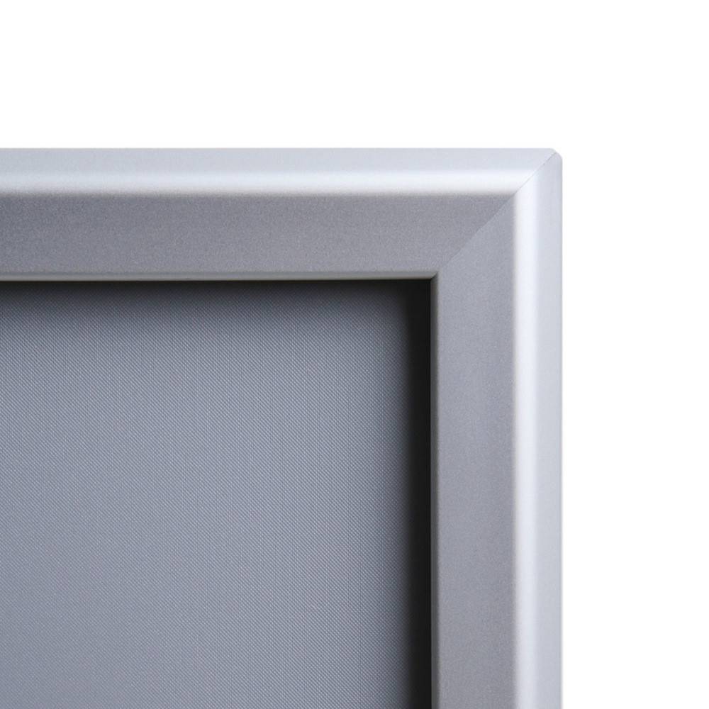 Eine Nahaufnahme einer metallischen Bilderrahmenecke mit matter Oberfläche, die ihr elegantes, modernes Design und ihre glatte Textur zur Geltung bringt.