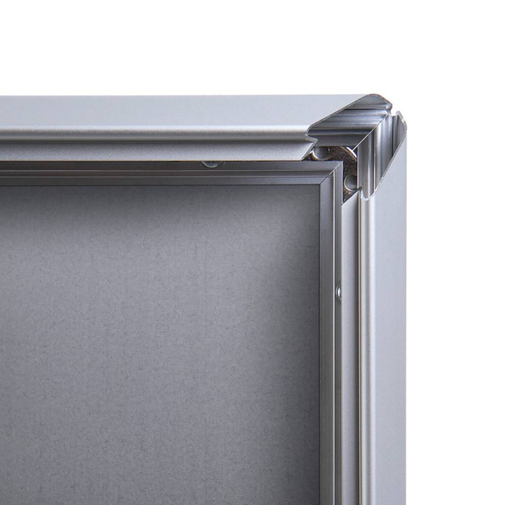 Nahaufnahme einer metallischen Ecke einer Schachtel oder eines Rahmens, die glatte, saubere Linien und eine präzise Passung zeigt und hochwertige Handwerkskunst unterstreicht.