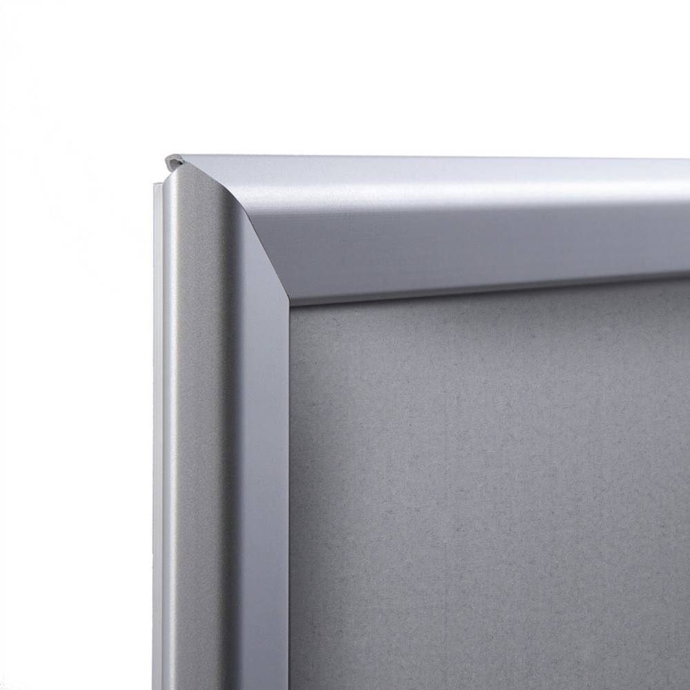 Nahaufnahme einer silbernen Aluminium-Rahmencke mit schlankem Design und glatter Oberfläche.
