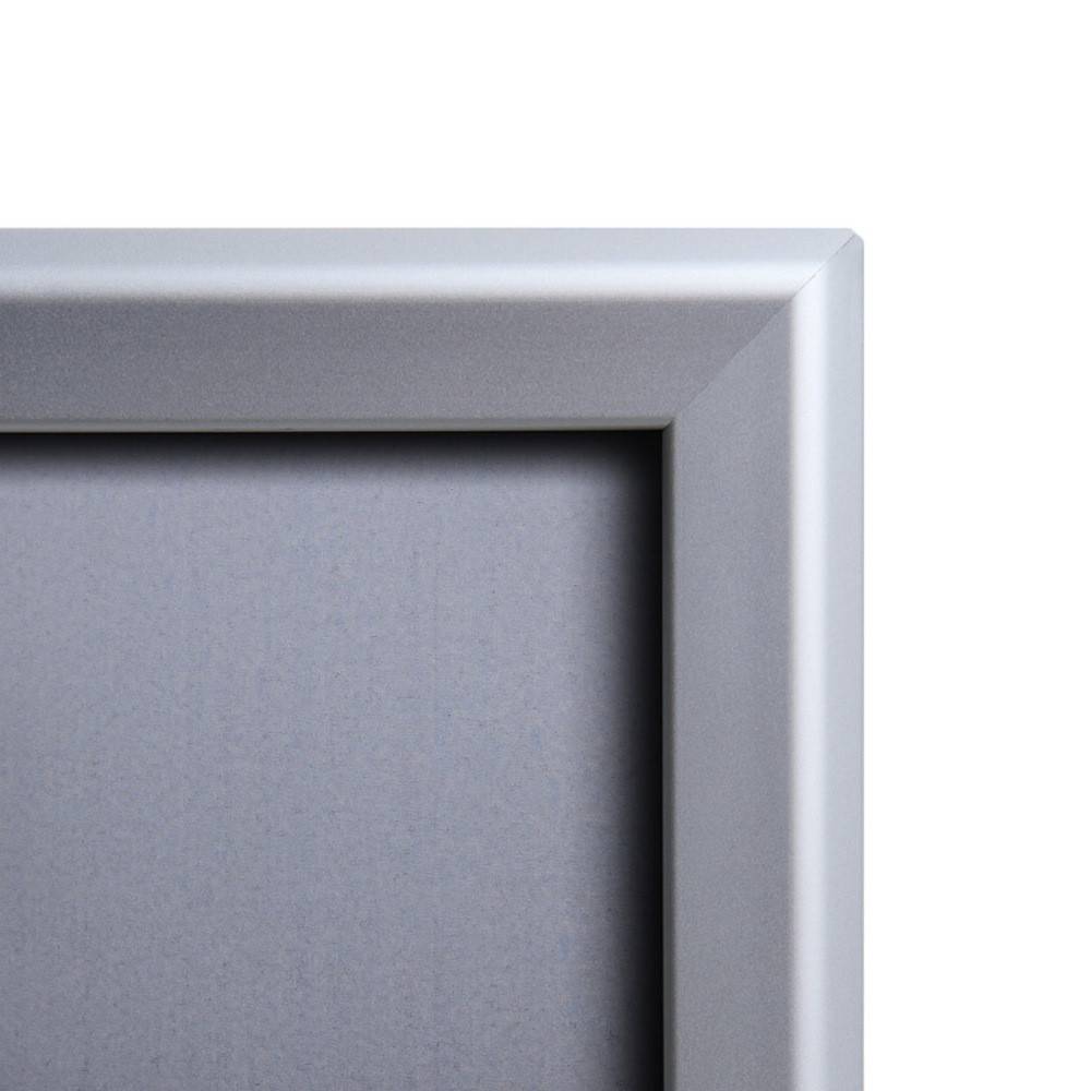 Eine Nahaufnahme einer silbernen, metallischen Bilderrahmenecke mit glatter Oberfläche, die ihr abgewinkeltes Design und ihre reflektierende Oberfläche zeigt.