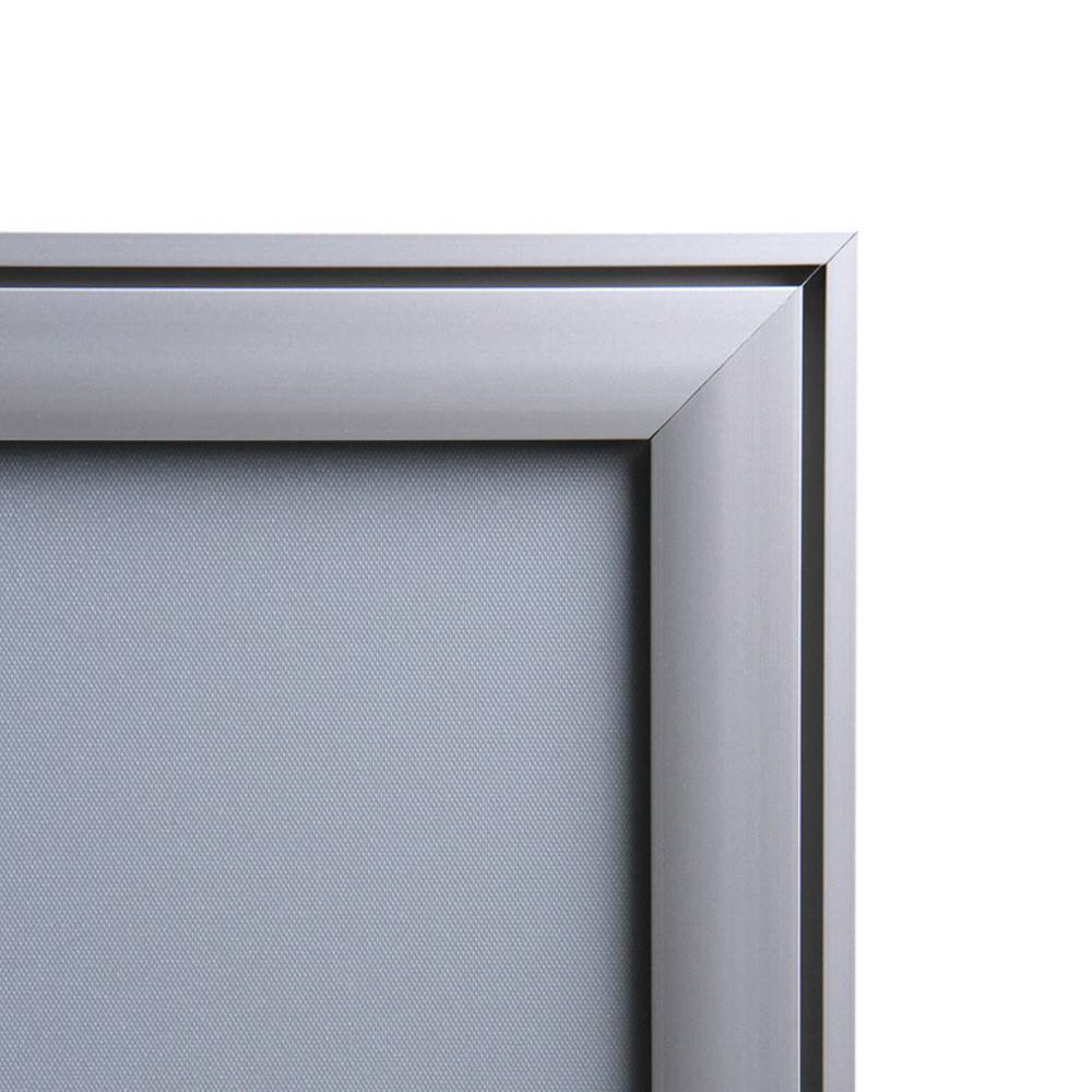 Nahaufnahme einer Metallbilderrahmen-Ecke, die ein elegantes, modernes Design mit matter Oberfläche und leicht strukturiertem Hintergrund zeigt.