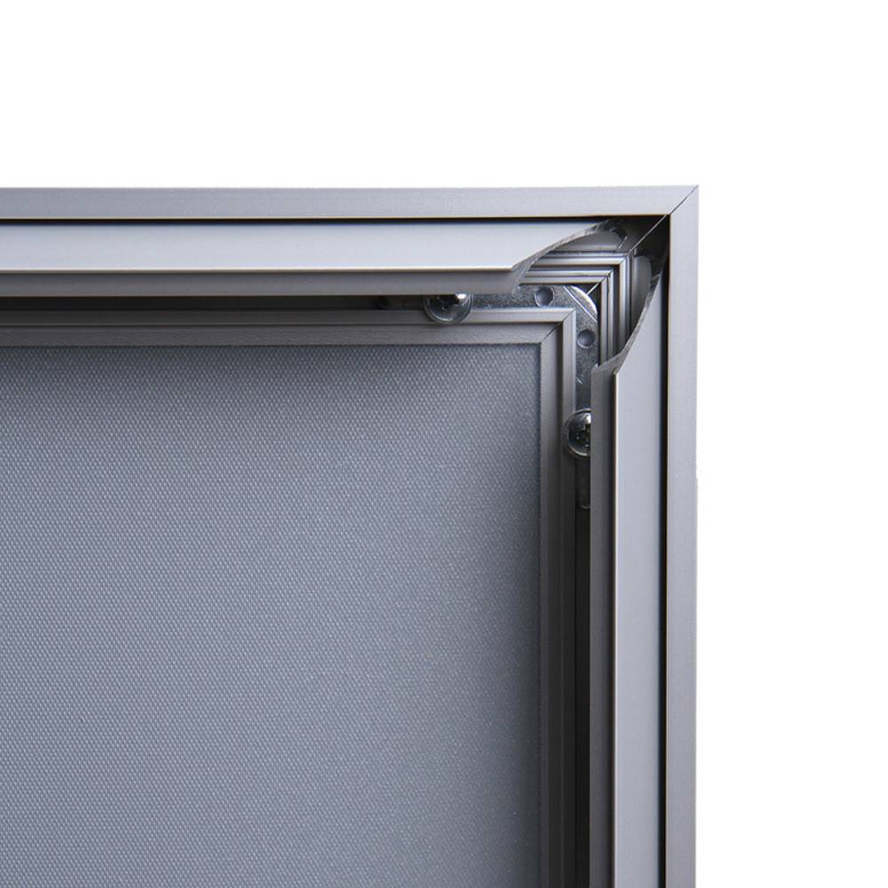 Eine Nahaufnahme einer metallischen Rahmecke, die die Schnittfuge und sauberen Linien hervorhebt, möglicherweise Teil einer Struktur oder eines architektonischen Details.