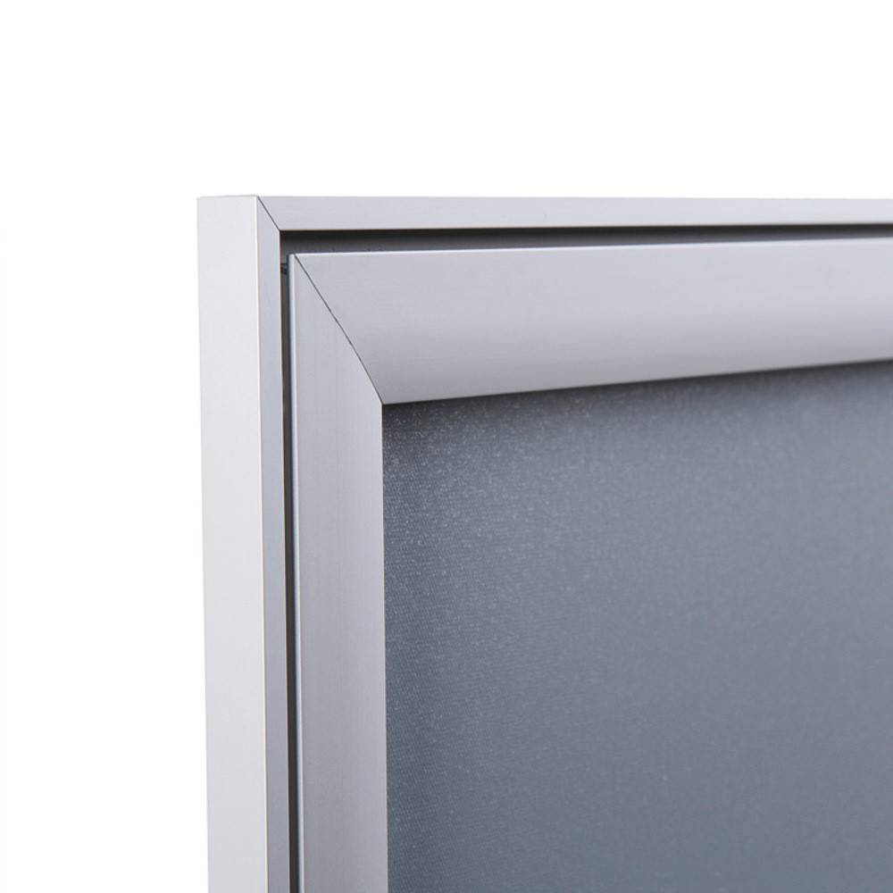 Umrandete Ecke eines metallischen Bilderrahmens, die glatte und polierte Metallkanten zeigt.