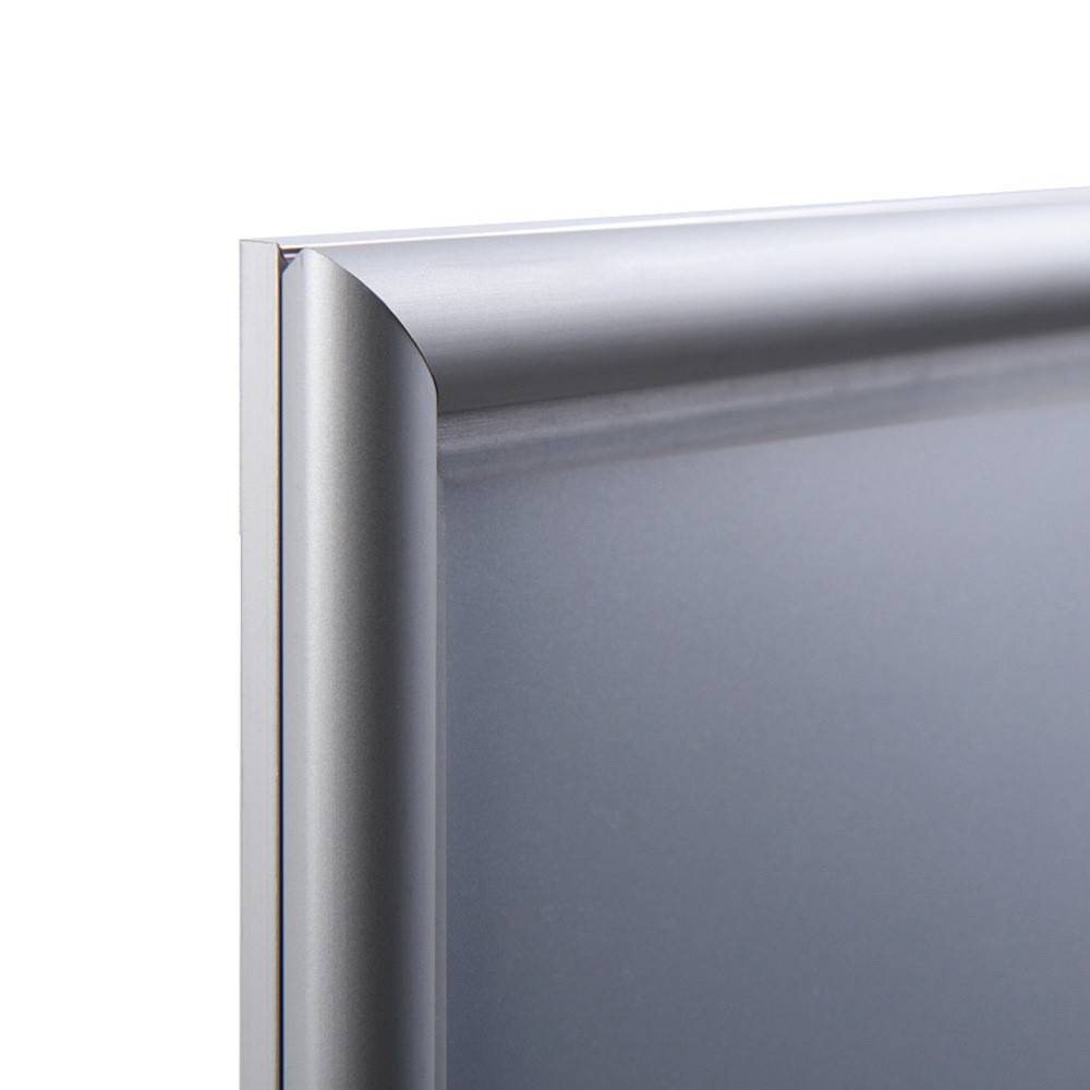Nahaufnahme einer Metallrahmenecke, die ihre glatte, silberfarbene Oberfläche und abgerundete Kante zeigt.