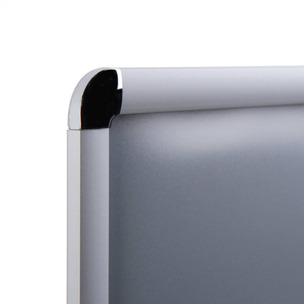 Nahaufnahme einer eleganten, modernen Bilderrahmen-Ecke, die ihre silberne Metalloberfläche und ihr glattes Design zur Schau stellt.