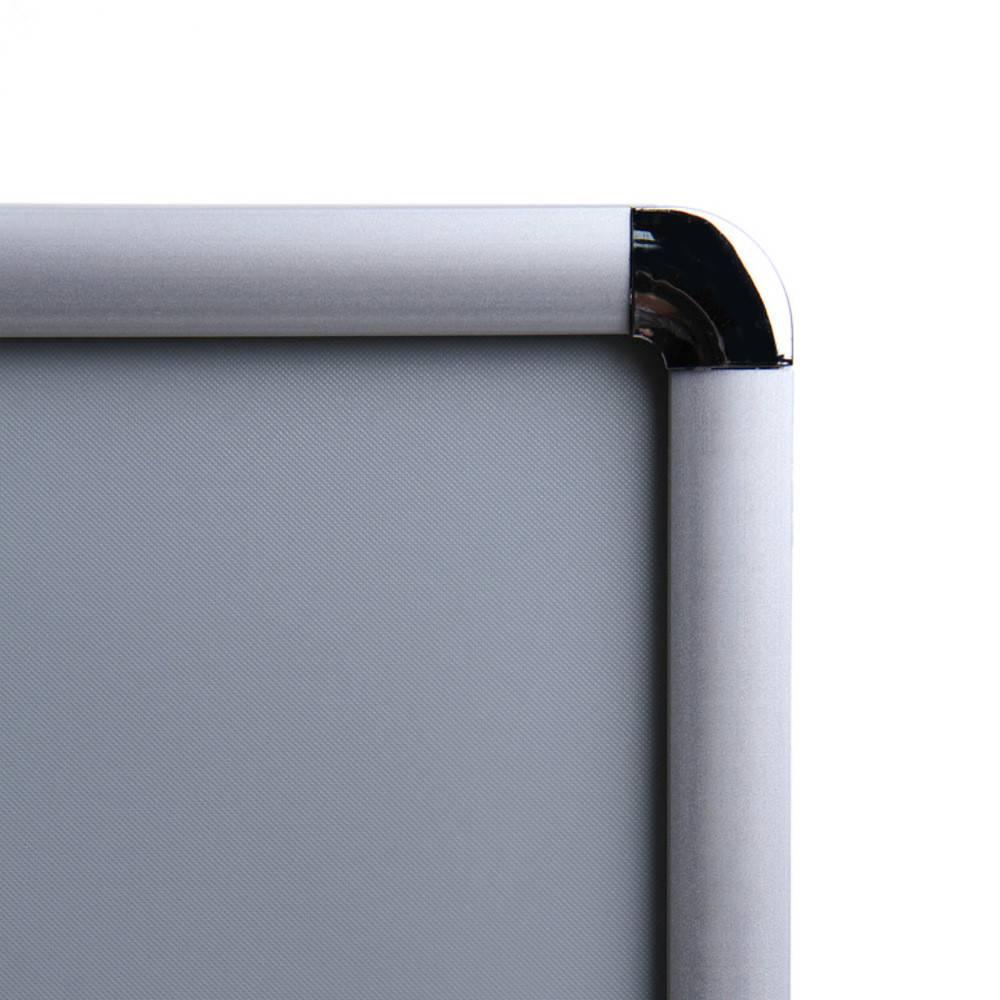 Kante eines silbernen Bilderrahmens mit metallischer Oberfläche, die das Eckdetail vor einem einfachen Hintergrund zeigt.
