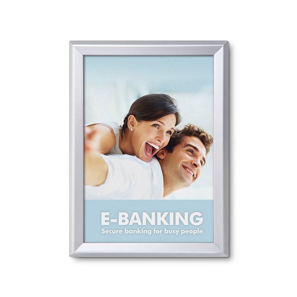 Eine lächelnde Frau und ein Mann erscheinen über dem Text „E-Banking: Sicheres Banking für vielbeschäftigte Menschen