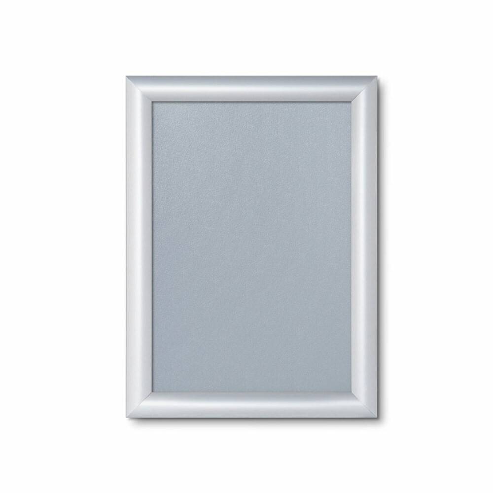 Ein leeres graues Plakat, das in einem einfachen, silbernen Rahmen an einem einfachen Hintergrund angebracht ist.