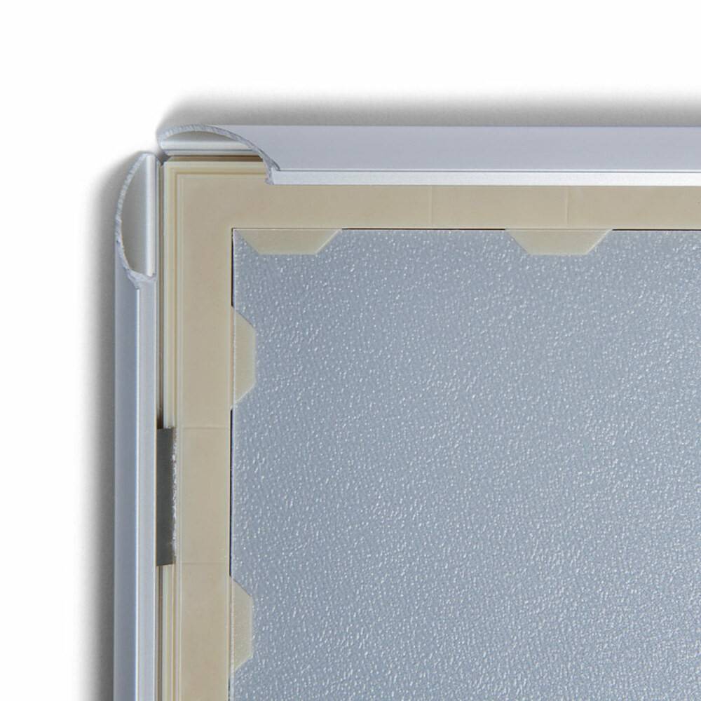 Nahaufnahme einer weißen Bilderrahmenecke mit strukturiertem silbernem Hintergrund und sichtbaren metallischen Scharnieren auf der linken Seite.
