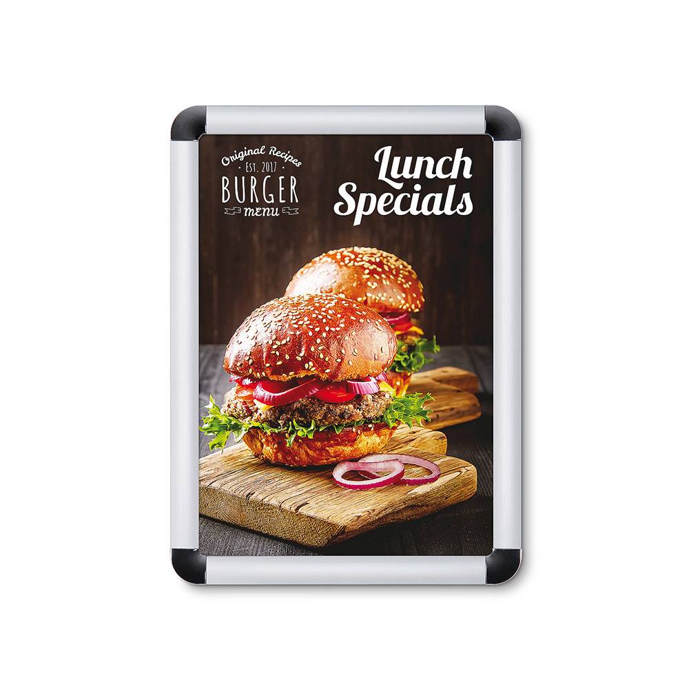 Zwei Burger mit Salat, Tomate, Zwiebel und Sesambrötchen auf Holzbrettern. Der Text lautet „Mittagsspezials