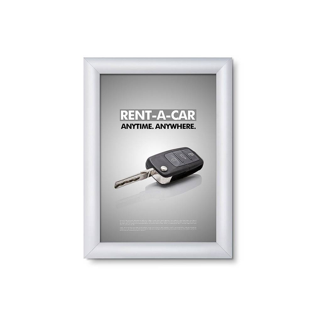 Autoschlüssel mit Text „MIETWAGEN JEDERZEIT. ÜBERALL.