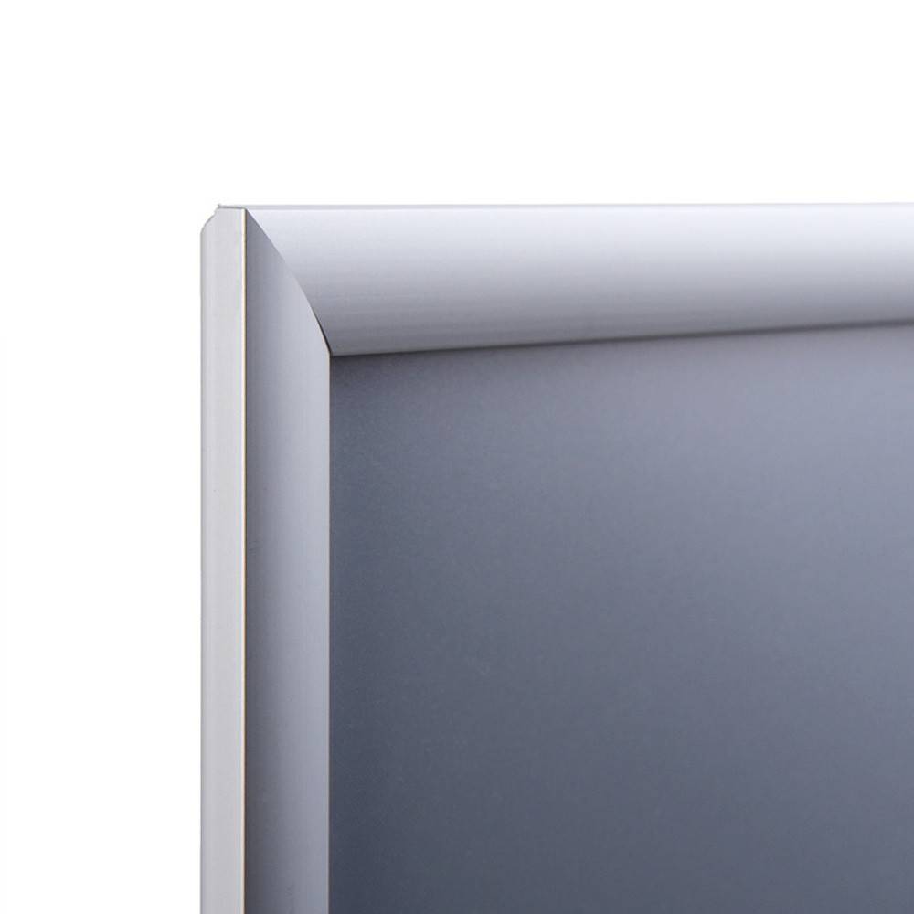 Nahaufnahme eines metallischen, rechteckigen Türschildrahmens mit schlankem, modernem Design vor einem neutralen Hintergrund.