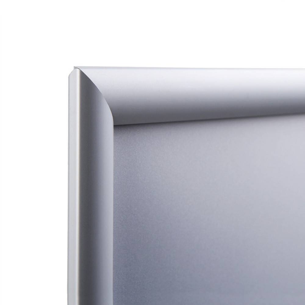 Silberne metallische Ecke eines Bilderrahmens mit glatten Kanten, Nahaufnahme aus schrägem Winkel, zeigt minimalistisches und schlankes Design für moderne Dekoration.