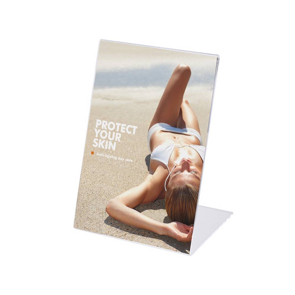 Eine Frau im weißen Bikini entspannt sich an einem sandigen Strand. Der Text lautet „Schützen Sie Ihre Haut