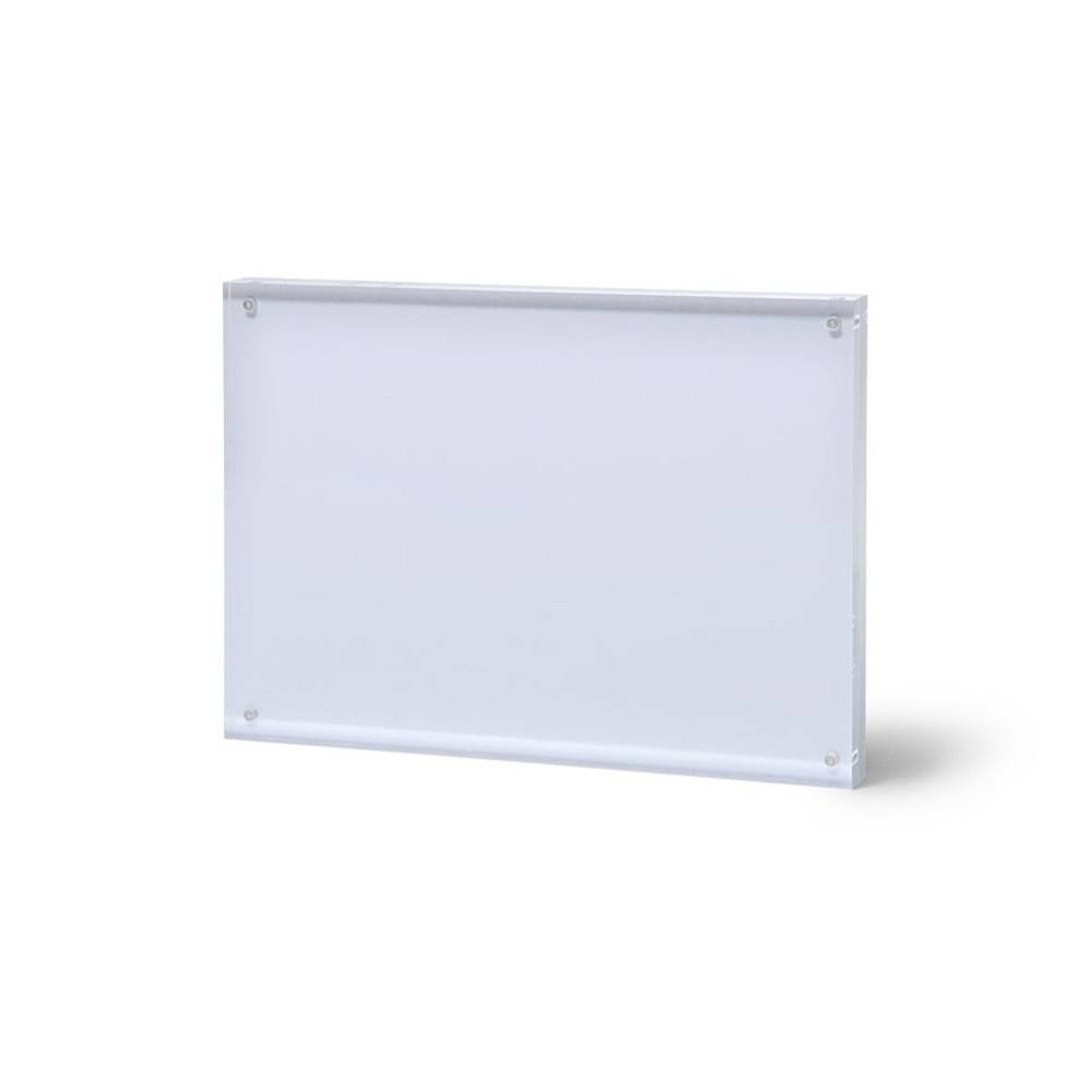 Ein rechteckiges, flaches, weißes Lichtpanel mit dünnem Rahmen, entworfen für Beleuchtungszwecke, vor einem einfachen weißen Hintergrund.