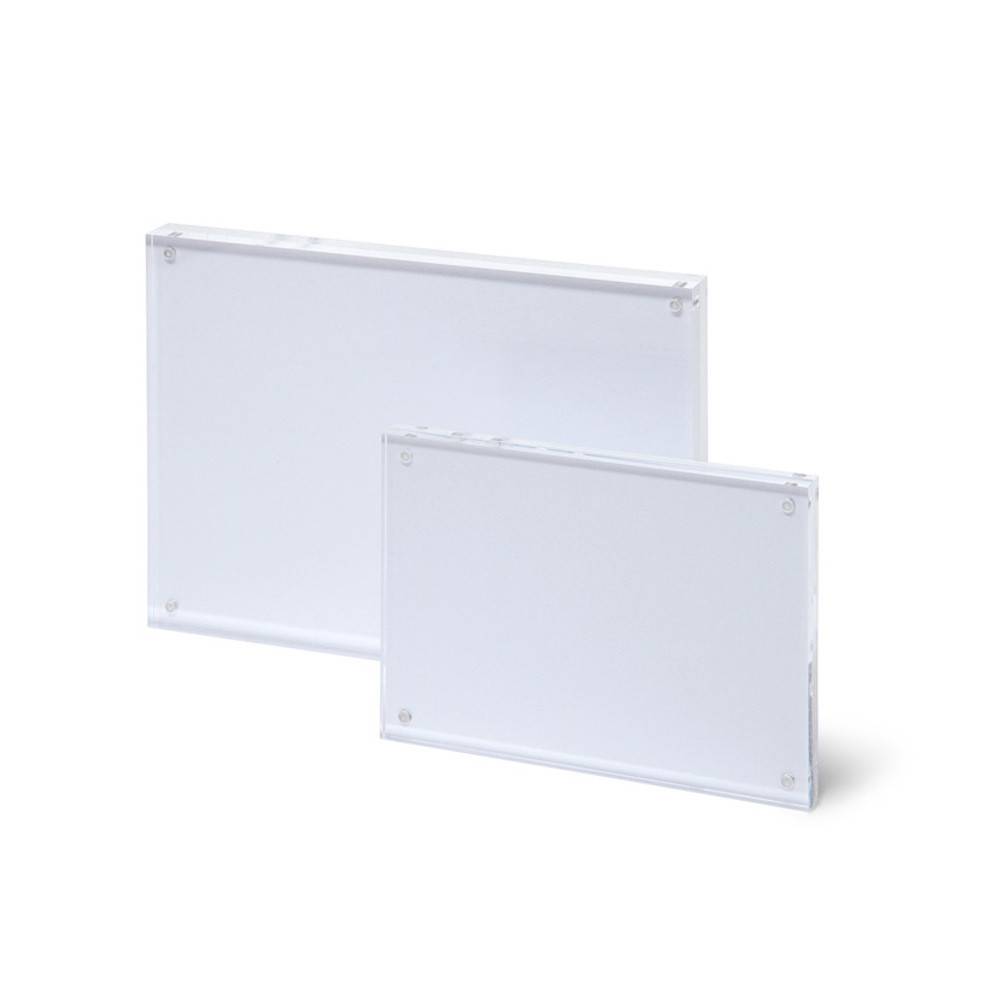 Zwei transparente, rechteckige Acrylblöcke unterschiedlicher Größe, nebeneinander auf weißem Hintergrund stehend.