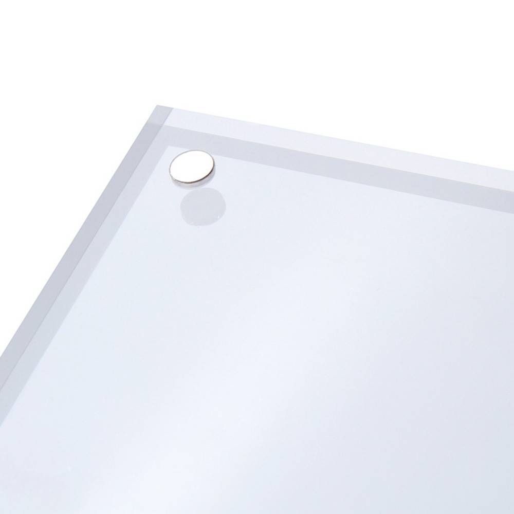 Ein Whiteboard mit einem einzelnen runden Magneten in der oberen linken Ecke vor einem einfachen weißen Hintergrund.