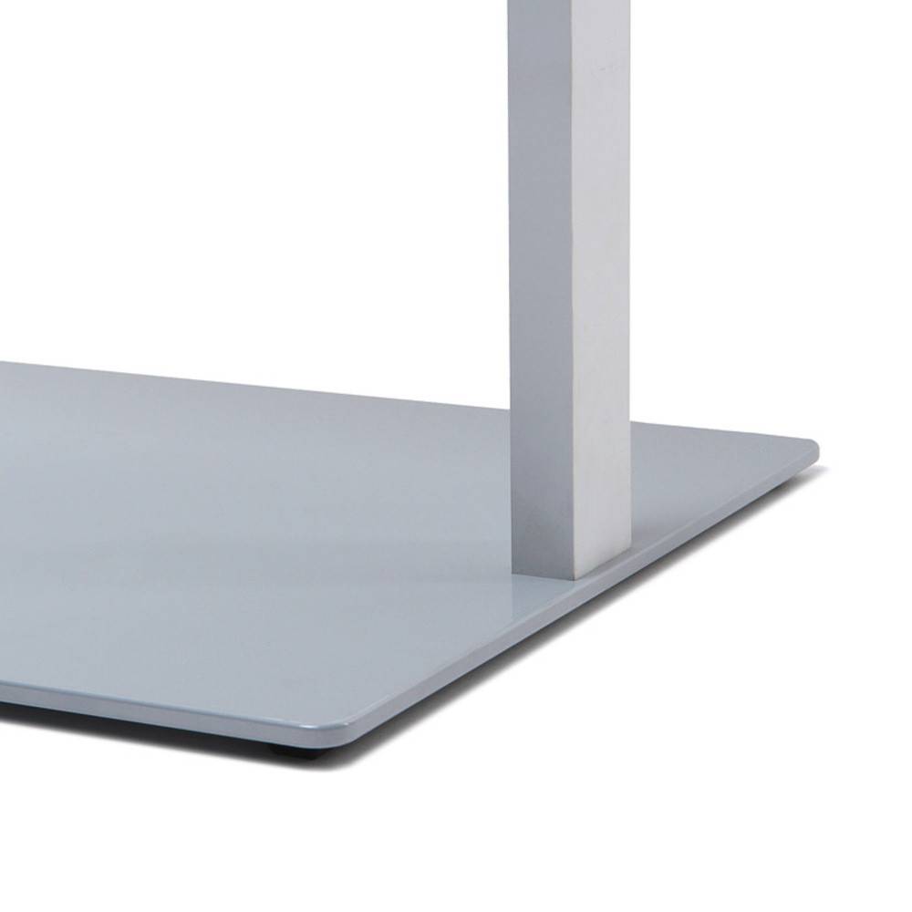 Eine stählerne quadratische Basis stützt einen vertikalen rechteckigen Pfosten und zeigt ein modernes minimalistisches Design.