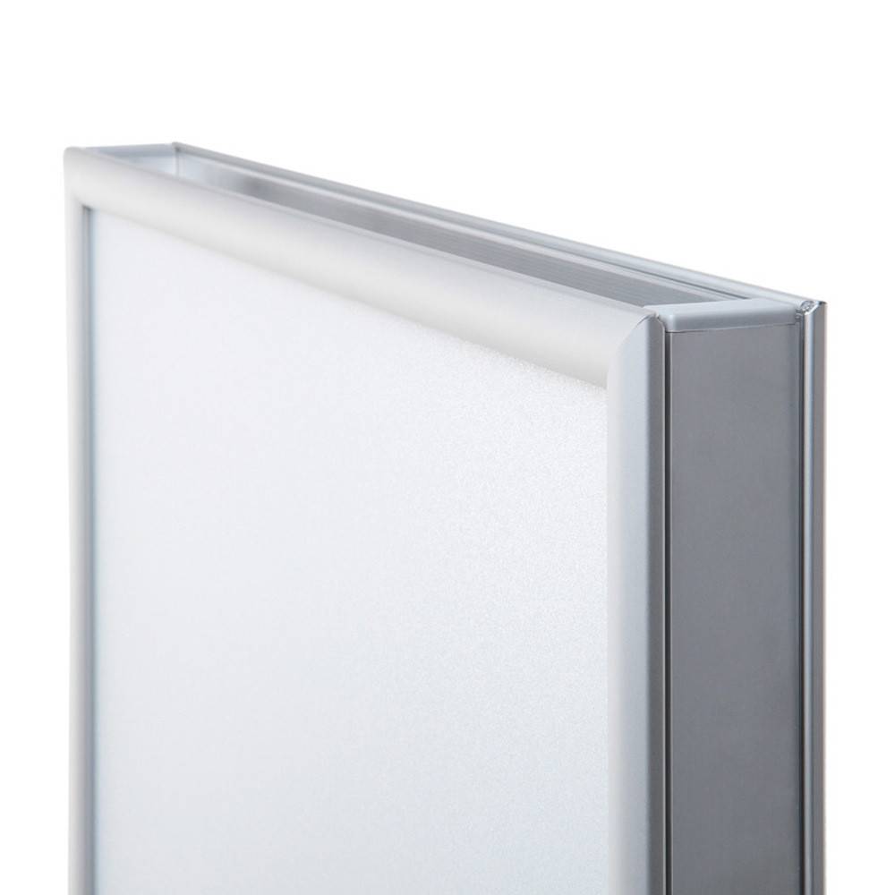 Eine Nahaufnahme eines silbernen Rahmens mit einer weißen Oberfläche, die sein elegantes und modernes Design zeigt, möglicherweise für Beschilderung oder Anzeigewecke.