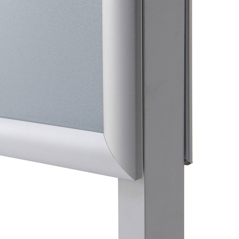 Eine Nahaufnahme eines modernen, metallischen Wegweisers mit elegantem, minimalistischem Design, mit einem hellgrauen Panel und einem silbernen Rahmen.