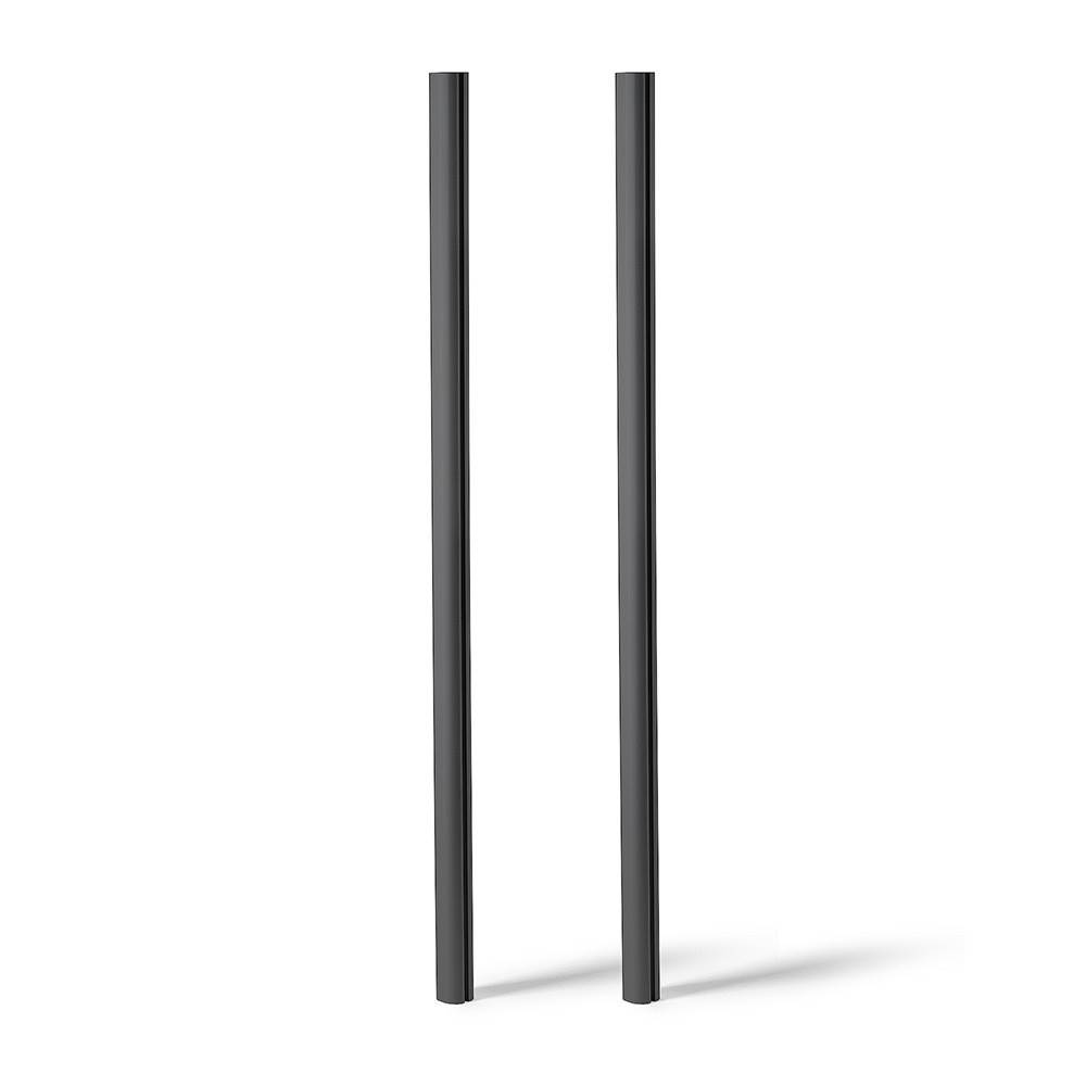 Zwei vertikale schwarze zylindrische Stäbe mit Schatten auf einem einfachen weißen Hintergrund.