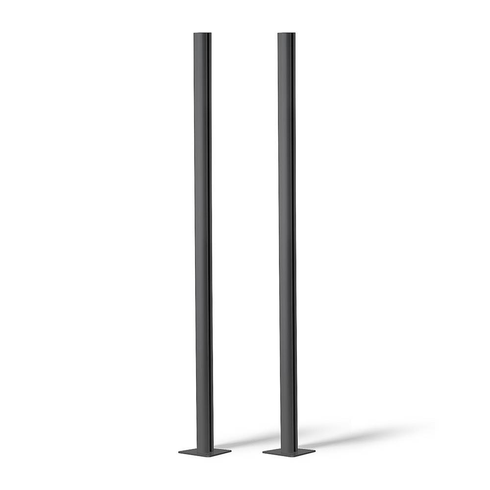 Zwei vertikale schwarze Metallpfosten stehen parallel auf weißem Hintergrund und werfen subtile Schatten nach rechts.