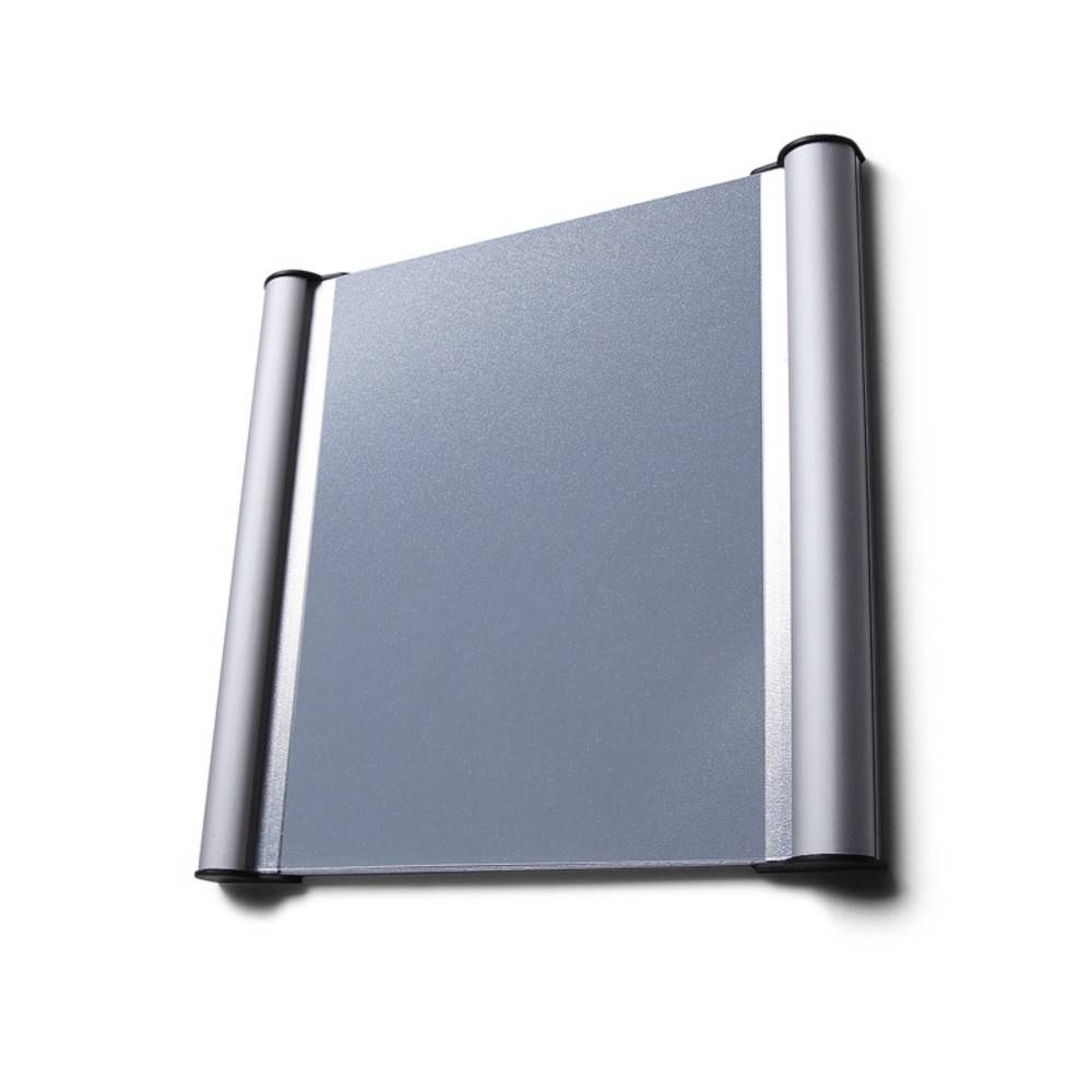 Ein Metallclip-Rahmen für Plakate oder Mitteilungen mit elegantem Silberfinish und zylindrischen Kanten für einfache Wandmontage.