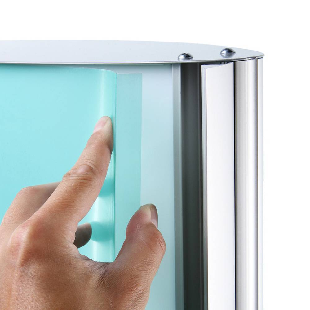 Eine Hand öffnet teilweise ein transparentes Anzeigefeld und zeigt damit interne Komponenten, die die abnehmbare Abdeckungsfunktion in einem Metallgehäuse demonstrieren.