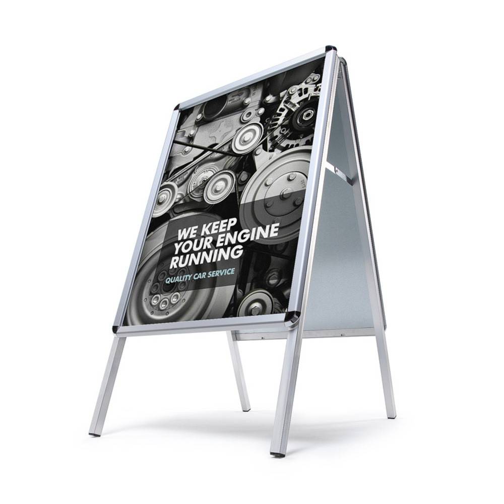 Aufsteller mit schwarz-weißem Bild von Automotorteilen und dem Text „Wir halten Ihren Motor am Laufen. Qualitäts-Autoservice.