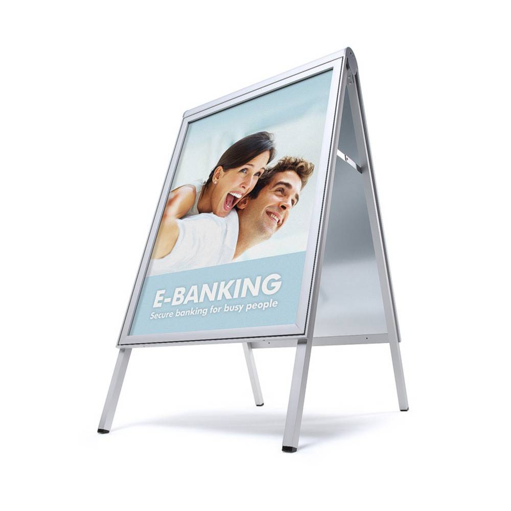 Aufsteller mit Bild eines lächelnden Paares und Text „E-Banking: Sichere Bankgeschäfte für vielbeschäftigte Menschen