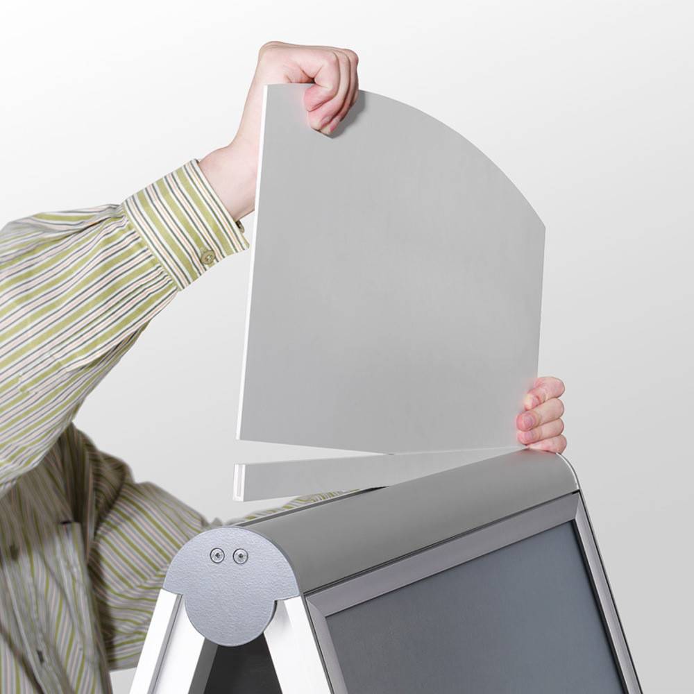 Eine Person entfernt einen Datenschutzfilter von einem Computermonitor und hebt dabei Best Practices der Informationssicherheit in einer Büroumgebung hervor.