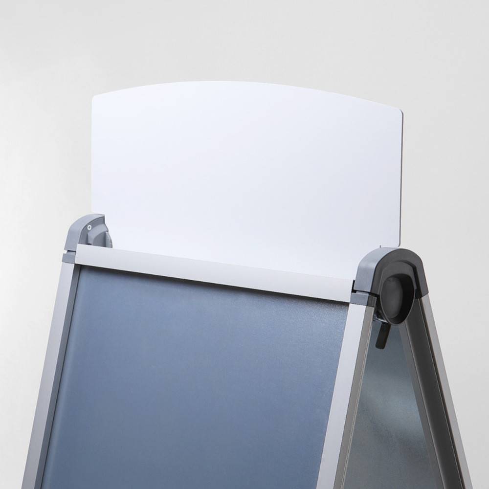 Eine leere Reklamtafel mit gewölbter Oberseite und Metallrahmen, die typischerweise zur Anzeige von Werbung oder Nachrichten verwendet wird.