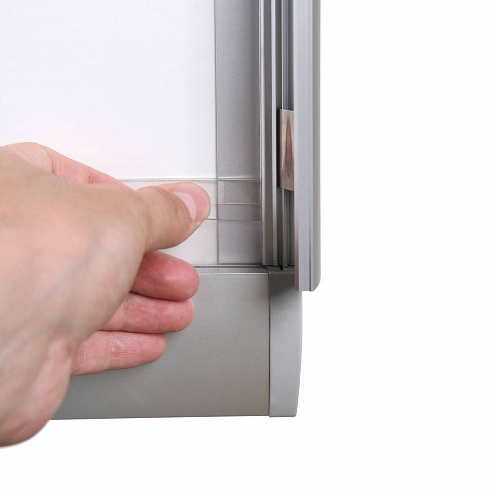 Eine Hand, die die Einstellungen an einer hellgrauen vertikalen Jalousie anpasst, und zeigt, wie man die Jalousien zur Lichtkontrolle bedient.