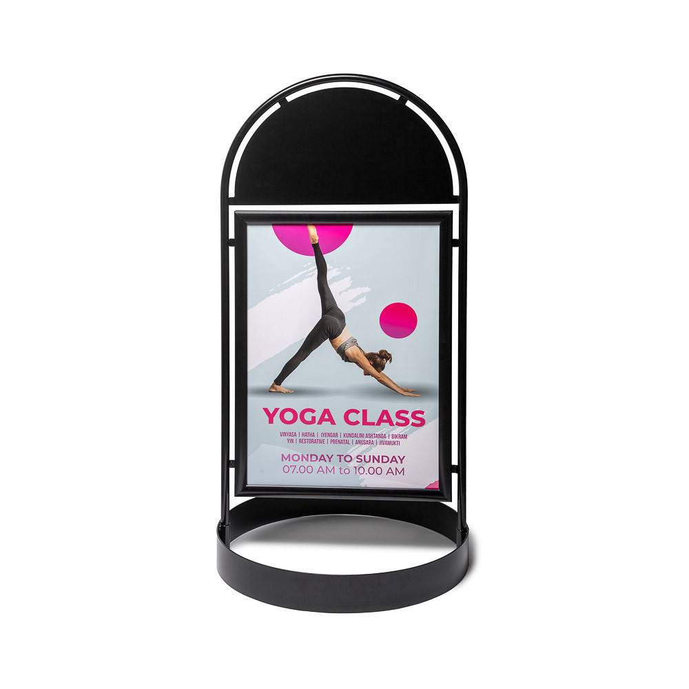 Ein Schild mit einem Plakat bewirbt eine Yogastunde mit einem Bild einer Person in einer Yogaposition. Unterrichtszeiten: Montag bis Sonntag, 7:00 Uhr bis 10:00 Uhr.