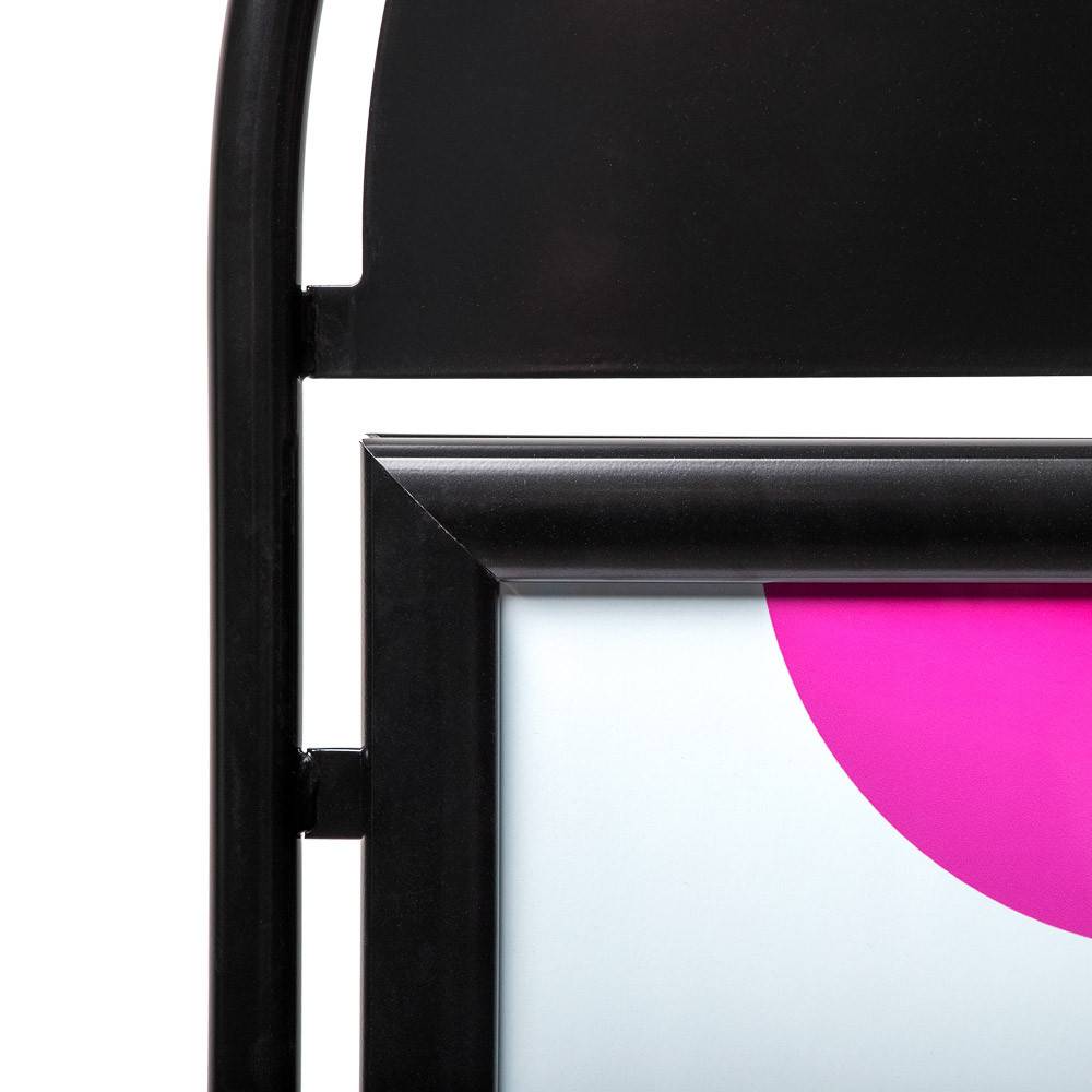 A'-förmiger Ständer mit einem Teilbild eines rosa Halbkreises auf weißem Hintergrund.