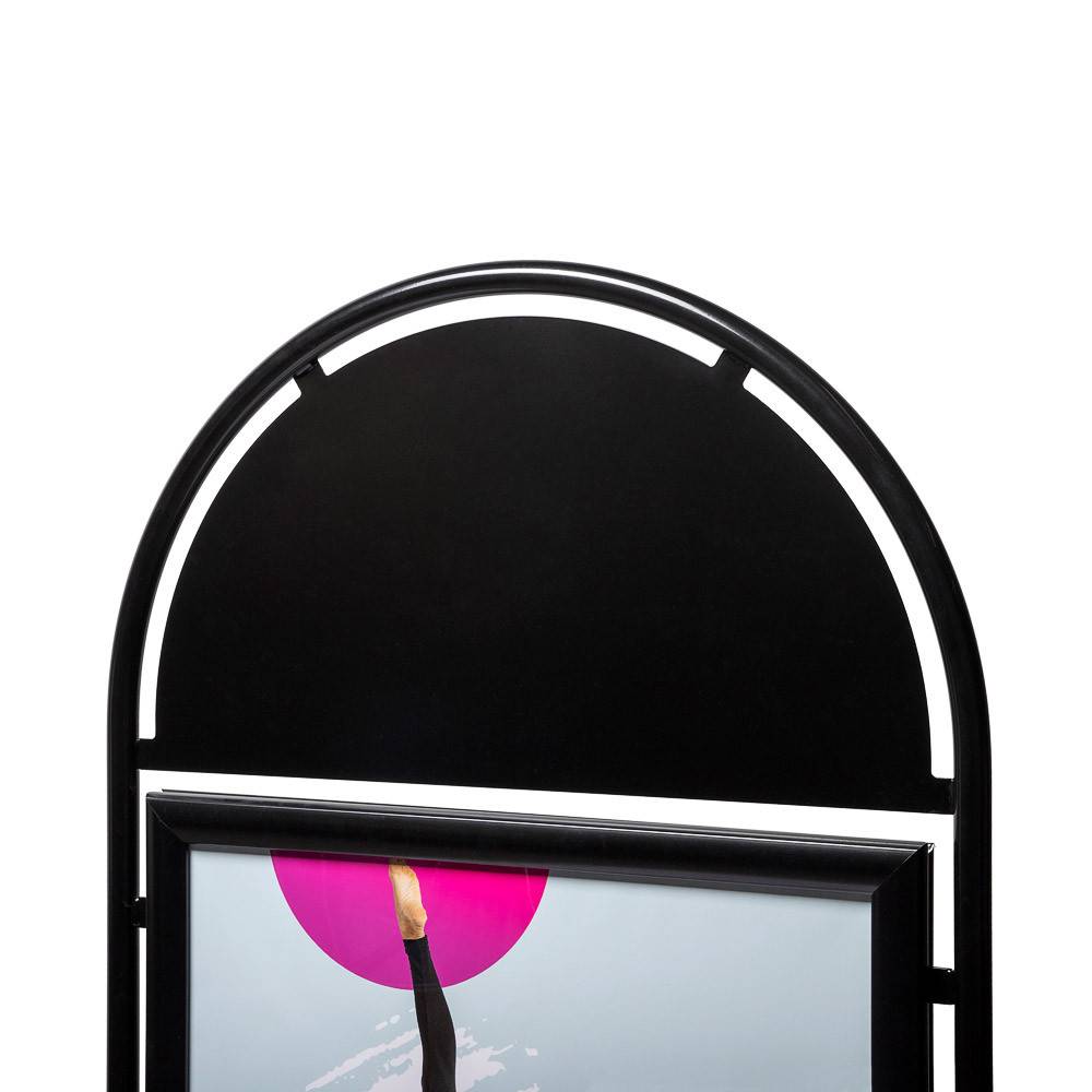 Ein gerahmtes abstraktes Kunstwerk mit einem schwarzen Bogen oben, das einen rosa Kreis und einen gehobenen Arm vor einem grauen Hintergrund zeigt.