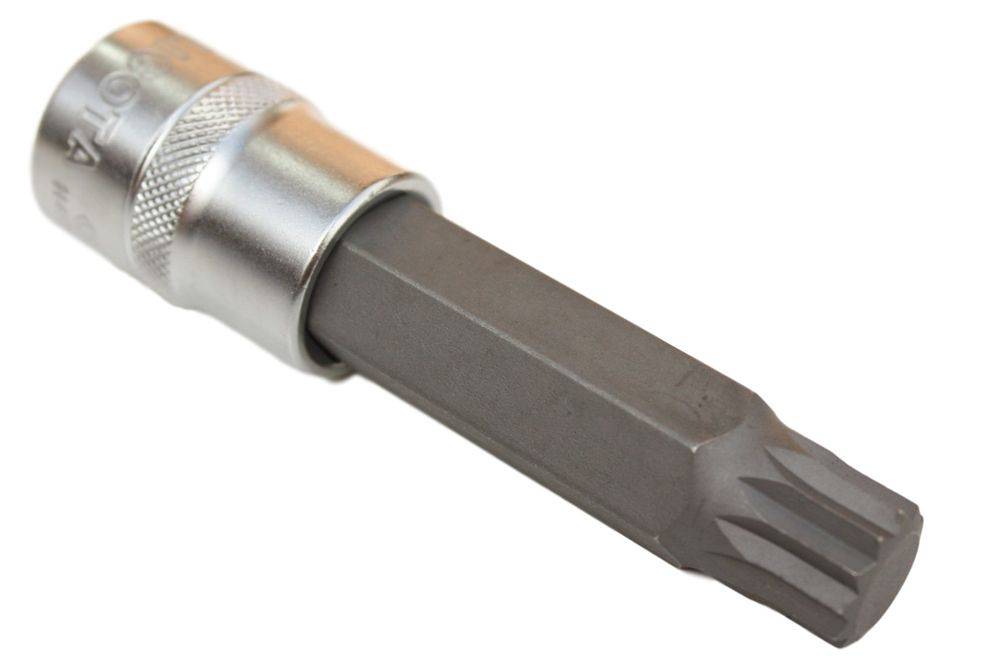 Nahaufnahme eines Metallschraubendreherbits mit sechskantigem Antrieb und sternförmiger Spitze, typischerweise zum Anziehen oder Lockern von Schrauben verwendet.