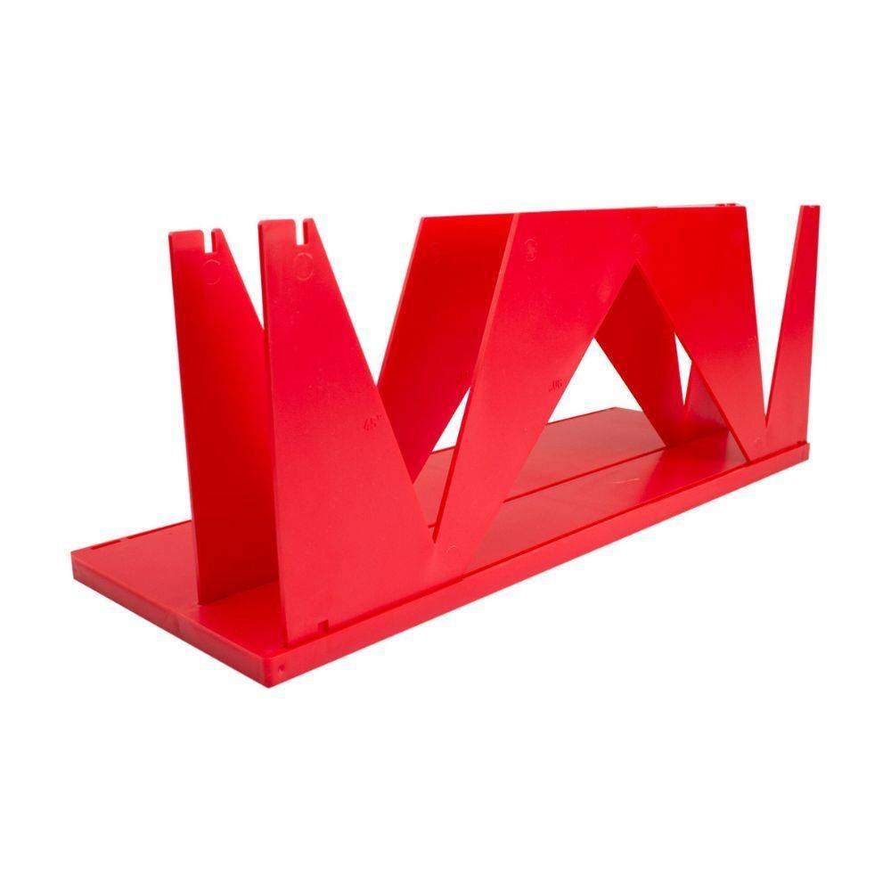 Ein roter Kunststoff-Dreieck-Linealständer mit Zickzack-Design hält Lineale vertikal. Die Struktur ist einfach, mit Schlitzen zur Platzierung.