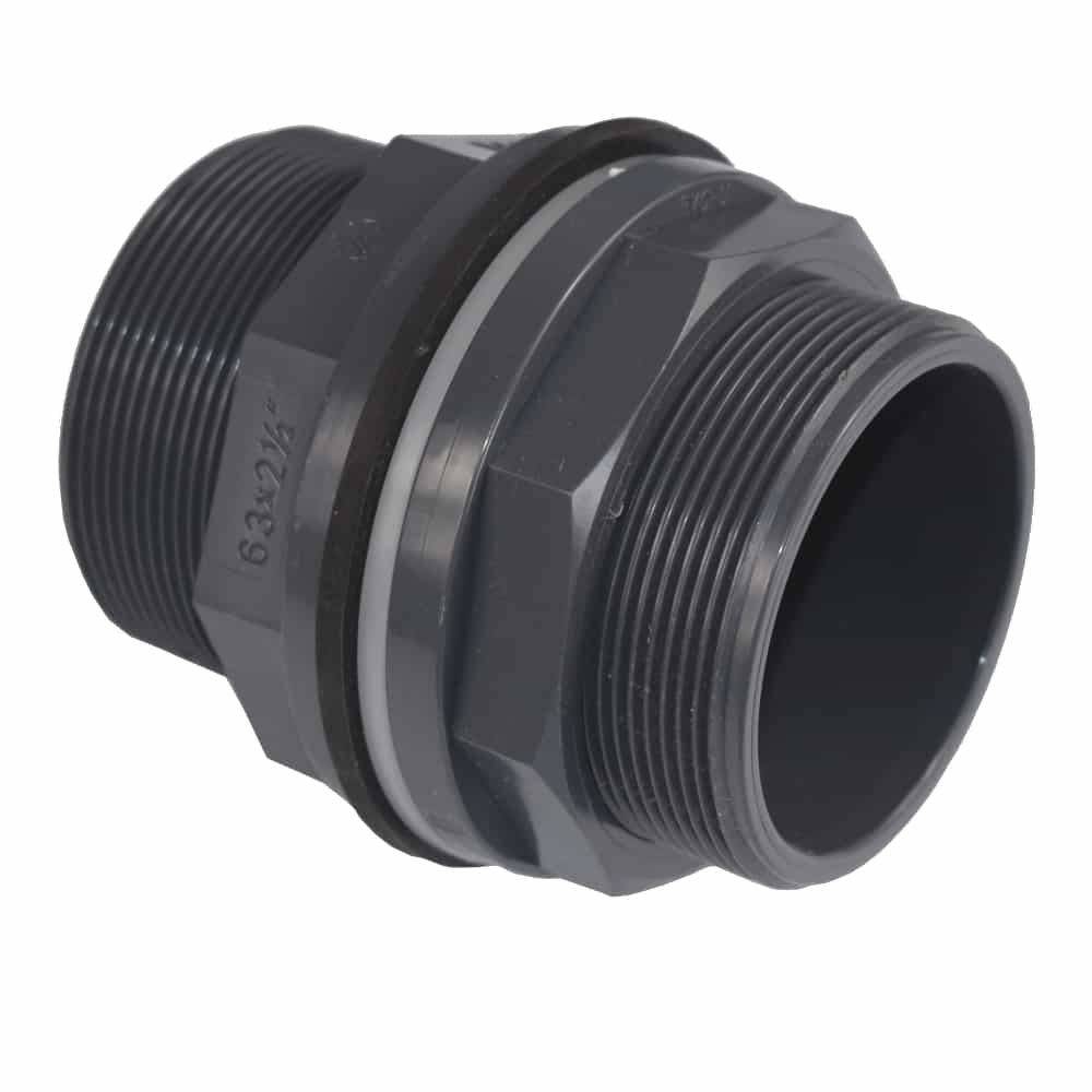 Ein schwarzer PVC-Adapter mit Innengewinde auf beiden Seiten, sechskantiger Mittelsection und sichtbarem Gewinde auf beiden Enden für Rohrverschraubungen.