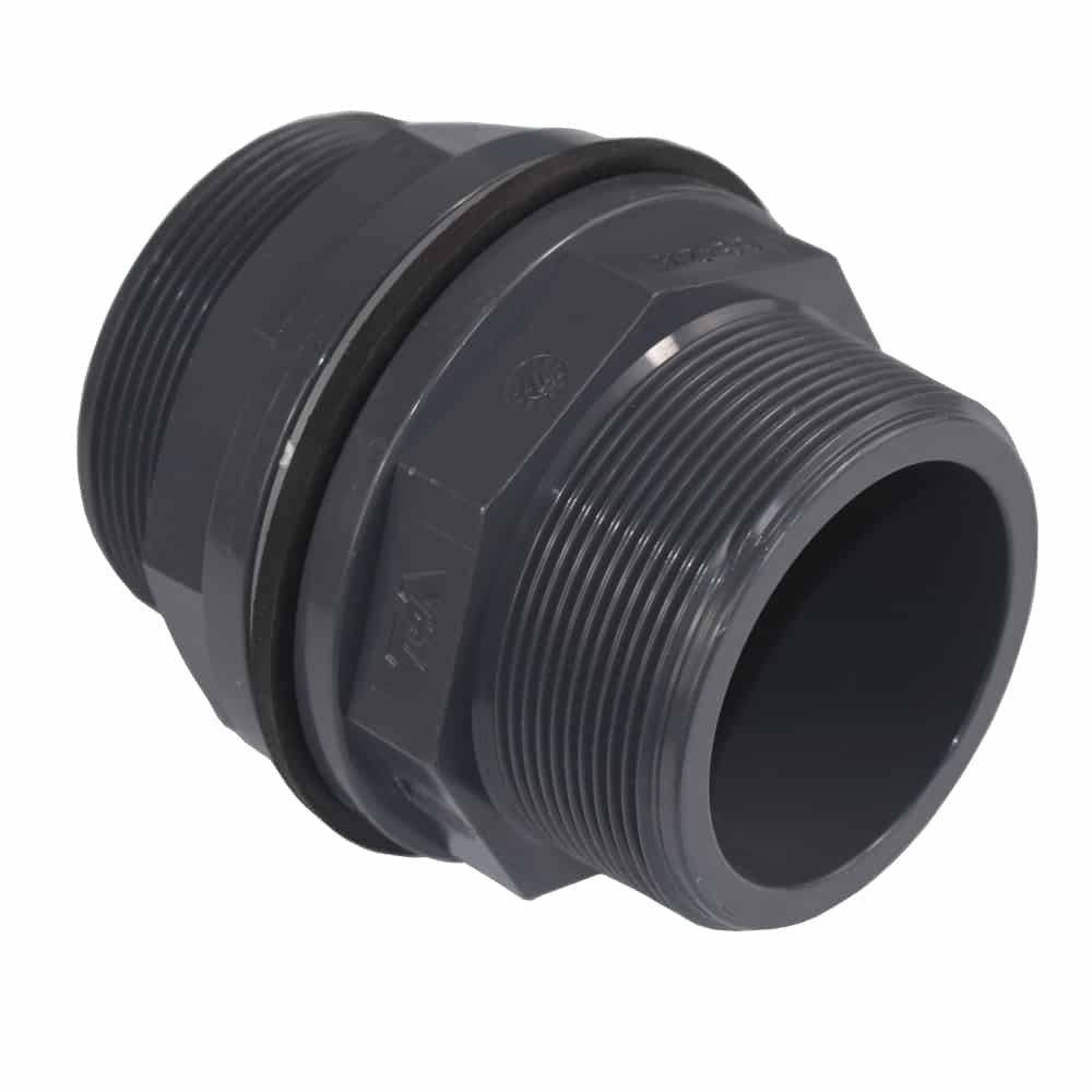 Eine schwarze Kunststoff-Verschraubung mit Gewinde, die zum Verbinden von Rohren oder Schläuchen verwendet wird, in einer Nahaufnahme dargestellt.