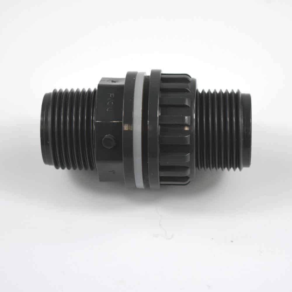 Eine schwarze Kunststoffkupplung mit Gewinde an den Enden, verbunden durch einen mittleren gerippten Abschnitt, zum Verbinden von zwei Rohren oder Schläuchen verwendet.
